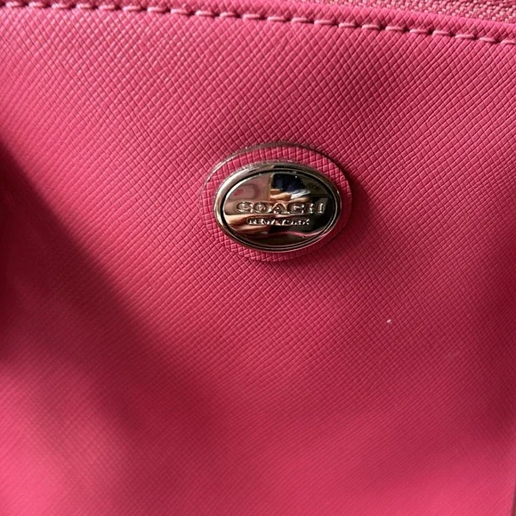 🌸END OF SUMMER SALE 🌸Pretty in Pink! Coach Bag with shoulder and hand straps - Picture 2 of 9